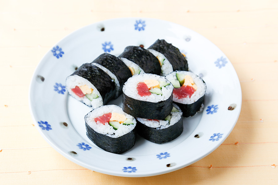 マグロときゅうりと卵焼きのり巻き