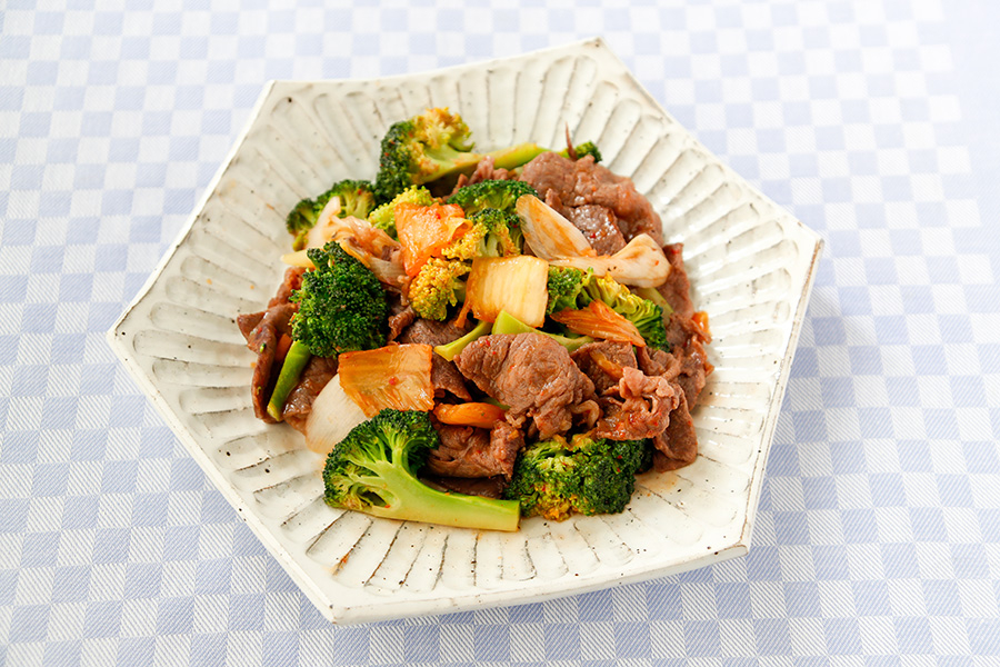【かしこく、おいしく！健康レシピ】牛肉とブロッコリーのキムチ炒め