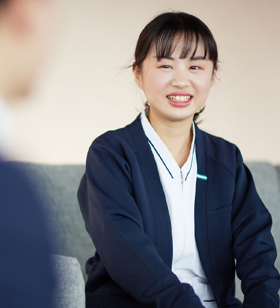 画像:H.I.さん、ソファに座りお話している様子